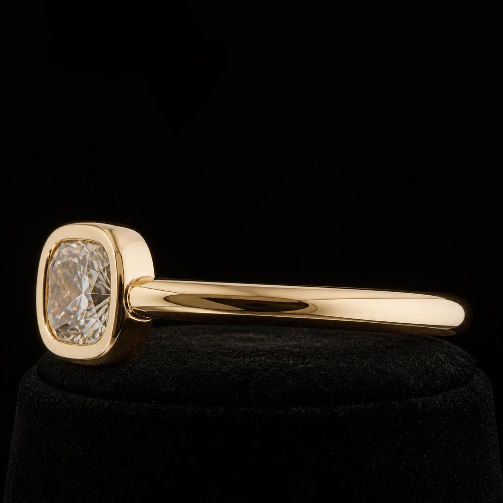 Élan Cushion Bezel — Profile view, 1.50ct / Cushion / 18ct Yellow Gold / Bezel