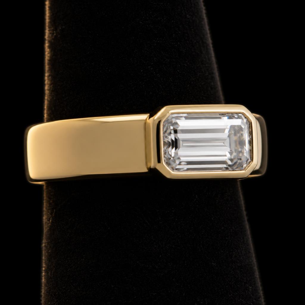 Arc Emerald East-West Bezel — Profile view, 1.50ct / Emerald / 18ct Yellow Gold / East-West Bezel